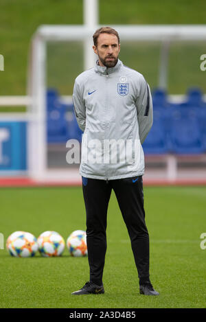 Burton Upon Trent, Großbritannien. 07 Okt, 2019. England Manager Gareth Southgate während des Trainings vor England's UEFA EM-Qualifikationsspiel 2020 gegen die Tschechische Republik, in der St. George's Park am 7. Oktober 2019 in Burton-upon-Trent, England. Credit: PHC Images/Alamy leben Nachrichten Stockfoto