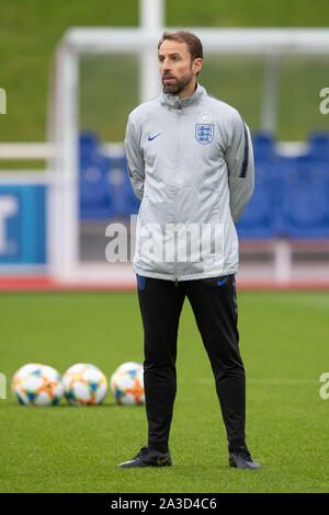 Burton Upon Trent, Großbritannien. 07 Okt, 2019. England Manager Gareth Southgate während des Trainings vor England's UEFA EM-Qualifikationsspiel 2020 gegen die Tschechische Republik, in der St. George's Park am 7. Oktober 2019 in Burton-upon-Trent, England. Credit: PHC Images/Alamy leben Nachrichten Stockfoto