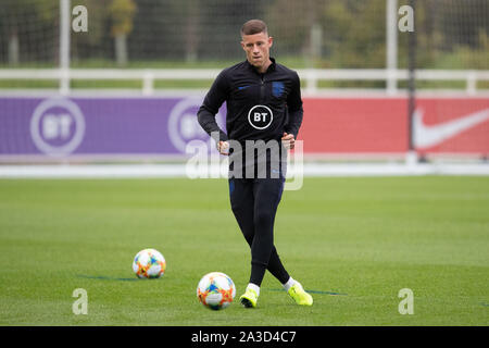 Burton Upon Trent, Großbritannien. 07 Okt, 2019. Ross Barkley während des Trainings vor England's UEFA EM-Qualifikationsspiel 2020 gegen die Tschechische Republik, in der St. George's Park am 7. Oktober 2019 in Burton-upon-Trent, England. Credit: PHC Images/Alamy leben Nachrichten Stockfoto