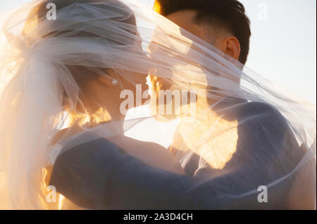 Braut und goom ist fast küssen Bild schließen im Licht der untergehenden Sonne. Stockfoto
