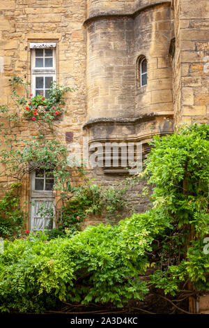 Detail der reich verzierten alten Steingebäude Sarlat Dordogne Frankreich Stockfoto