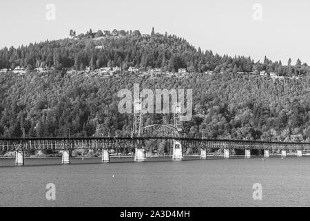 Sonnenuntergang Blick auf die Hood River Brücke über den Columbia River, in der Nähe von Hood River, Oregon Stockfoto