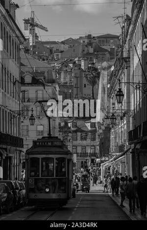 Ein schwarz-weiß Bild von einer Straßenbahn in der Altstadt von Lissabon. Stockfoto