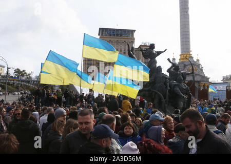 (191007) - Kiew, Oktober 7, 2019 (Xinhua) - die Demonstranten versammeln sich auf dem Platz der Unabhängigkeit in Kiew, der Hauptstadt der Ukraine, Oktober 6, 2019. Tausende von Menschen auf die Straße und am Sonntag in Kiew gegen die Entscheidung der Ukrainische Präsident Wladimir Zelensky die Autonomie auf den Teil der östlichen Ukraine nicht in Kiew gesteuert zu gewähren, zu protestieren. Die Demonstranten forderten die Behörden Andriy Bogdan, der Leiter des Präsidialbüros entlassen, und in der östlichen Ukraine Konfliktlösung Plan, mit dem die Region vorübergehend den Status während der Kommunalwahlen zu erhalten. Die Demonstranten b Stockfoto