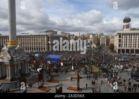 (191007) - Kiew, Oktober 7, 2019 (Xinhua) - die Demonstranten versammeln sich auf dem Platz der Unabhängigkeit in Kiew, der Hauptstadt der Ukraine, Oktober 6, 2019. Tausende von Menschen auf die Straße und am Sonntag in Kiew gegen die Entscheidung der Ukrainische Präsident Wladimir Zelensky die Autonomie auf den Teil der östlichen Ukraine nicht in Kiew gesteuert zu gewähren, zu protestieren. Die Demonstranten forderten die Behörden Andriy Bogdan, der Leiter des Präsidialbüros entlassen, und in der östlichen Ukraine Konfliktlösung Plan, mit dem die Region vorübergehend den Status während der Kommunalwahlen zu erhalten. Die Demonstranten b Stockfoto