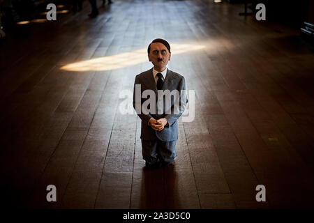 Ihn, 2001 - eine temporäre Ausstellung vom Künstler Maurizio Cattelan at Blenheim Palace, Oxfordshire, UK Stockfoto