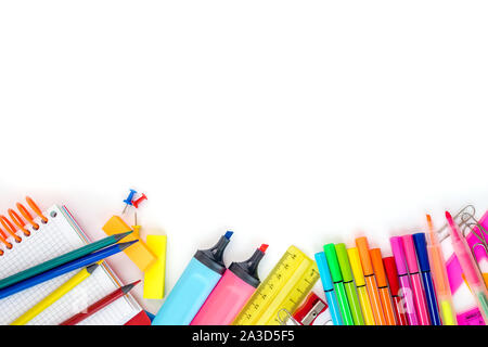 Schulbedarf auf weißem Hintergrund. Copyspace. Ansicht von oben Stockfoto