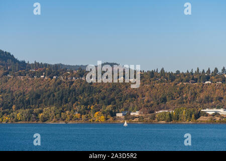 Kleine weiße Segelboot Segeln den Fluss, Kolumbien, in der Nähe von Hood River, Oregon Stockfoto