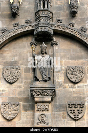 Kaiser des Heiligen Römischen Reiches Karl IV. (1316-1378). Statue auf dem Pulverturm. Prag, Tschechische Republik. Stockfoto