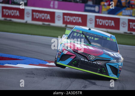 Concord, North Carolina, USA. 30 Sep, 2019. Kyle Busch (18) Kämpfe um die Position für die Bank von Amerika ROVAL 400 bei Charlotte Motor Speedway in Concord, North Carolina. (Bild: © Stephen A. Arce/ASP) Stockfoto
