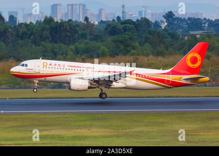 Chengdu, China - 22. September 2019: Chengdu Airlines Airbus A320 Flugzeug am Flughafen Chengdu (CTU) in China. Stockfoto