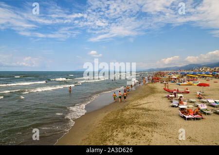 Hohen winkel Blick auf den Sandstrand von Lido di Camaiore, beliebtes Reiseziel an der Versilia Küste, in einem sonnigen Mitte August Tag, Toskana, Italien Stockfoto