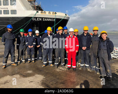 Finanzminister Derek Mackay (in Rot) bei einem Besuch der Ferguson Marine Werft in Port Glasgow, wo er mit den Arbeitnehmern und Auszubildenden. Stockfoto