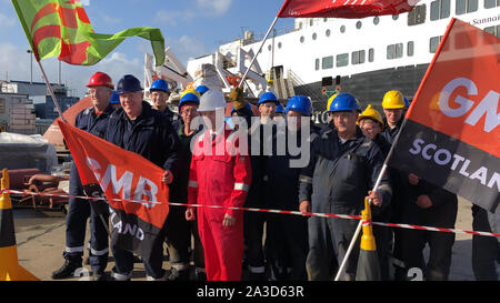 Finanzminister Derek Mackay (in Rot) bei einem Besuch der Ferguson Marine Werft in Port Glasgow, wo er mit den Arbeitnehmern und Auszubildenden. Stockfoto