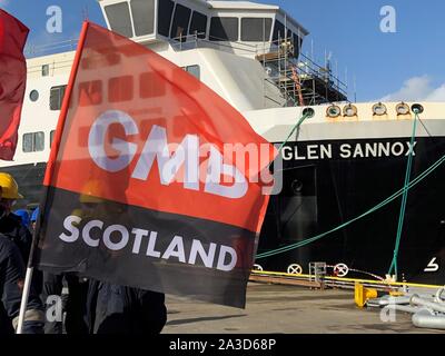 Ein GMB Flagge auf dem Display während eines Besuchs von Finanzminister Derek Mackay mit dem Ferguson Marine Werft in Port Glasgow, wo er mit den Arbeitnehmern und Auszubildenden. PA-Foto. Bild Datum: Montag, 7. Oktober 2019. Siehe PA Geschichte Schottland in der Werft. Photo Credit: Lewis McKenzie/PA-Kabel Stockfoto