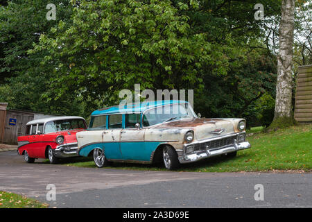 1957 und 1956 Chevrolet Bel Air Station Wagen an einem Prescott Hill Climb Ereignis. Gloucestershire, England Stockfoto