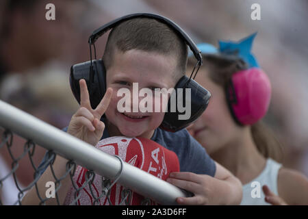 Concord, North Carolina, USA. 30 Sep, 2019. Fans jubeln für die Bank von Amerika ROVAL 400 bei Charlotte Motor Speedway in Concord, North Carolina. (Bild: © Stephen A. Arce/ASP) Stockfoto