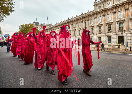 London, England - Okt 7, 2019: umweltaktivisten vor dem Aussterben Rebellion pass in Whitehall am ersten Tag einer geplanten zwei Wochen von Protesten. Stockfoto