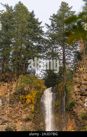 Der höchste Teil der Multnomah Wasserfall auf der Multnomah Creek in der Columbia River Gorge, Oregon Stockfoto