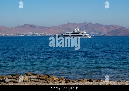 Adora superyacht günstig aus Kos mit der türkischen Küste im Hintergrund, Sept. 2019. Stockfoto