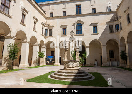 Barocke gut von Giuseppe Cino im Hof des Priesterseminars Palace (Palazzo Del Seminario) auf der Piazza del Duomo in Lecce, Apulien (Puglia), Süditalien Stockfoto