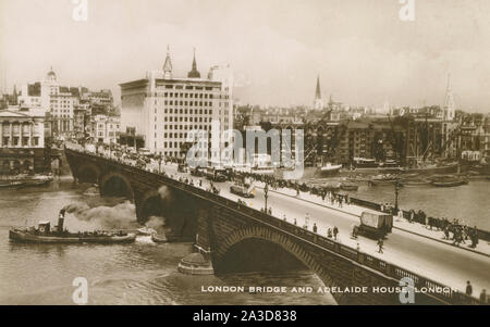 Antike c 1920 Foto, Blick auf die London Bridge und Adelaide House in London, England, UK. Quelle: ORIGINAL ECHTES FOTO POSTKARTE Stockfoto