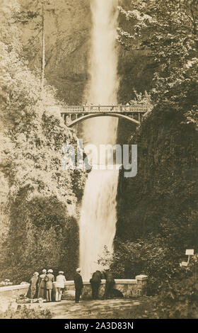 Antike c 1920 Foto, Ansicht mit Besuchern an Multnomah Falls in der Columbia River Gorge, östlich von Troutdale, zwischen Corbett und Dodson, Oregon. Quelle: ORIGINAL ECHTES FOTO POSTKARTE Stockfoto