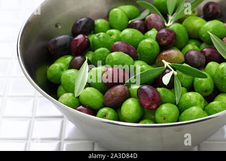 Frisch geerntete Oliven in eine Schüssel geben. Stockfoto