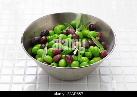 Frisch geerntete Oliven in eine Schüssel geben. Stockfoto