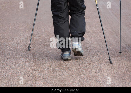 Ältere Paare tun, tägliche Bewegung durch Nordic Walking Stockfoto