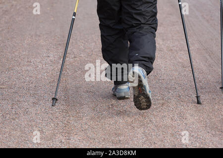 Ältere Paare tun, tägliche Bewegung durch Nordic Walking Stockfoto