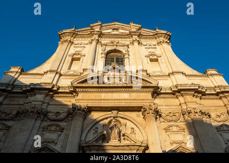 Am frühen Morgen Sonne beleuchtet die Fassade der barocken Kirche Chiesa di Santa Irene (Kirche der heiligen Irene) in Lecce, Apulien (Puglia) im südlichen Ita Stockfoto
