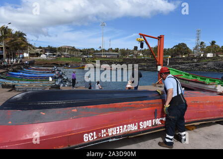 Hanga Roa, Chile. 19 Sep, 2019. Ein Fischer wird gesehen, Malerei sein Boot am Hafen. Hanga Roa ist die Hauptstadt der Osterinsel, einem chilenischen Insel im südöstlichen Pazifik. Das Dorf hat etwa 5.000 Einwohner, die zwischen 87 und 90 Prozent der gesamten Bevölkerung der Insel umfasst. Ein kleiner Prozentsatz noch in der traditionellen Fischerei und kleinbäuerliche Landwirtschaft ausgenommen, die Mehrheit der Bevölkerung ist in der Tourismus die wichtigste Einnahmequelle. Quelle: John milner/SOPA Images/ZUMA Draht/Alamy leben Nachrichten Stockfoto