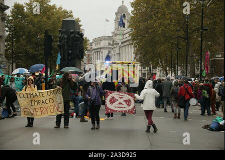 LONDON, VEREINIGTES KÖNIGREICH. 07 Okt 2019, Krankenwagen vom Aussterben Rebellion Protest in Downing Street verzögert, um den Klimawandel zu markieren. © Martin Foskett/Knelstrom Ltd/Alamy leben Nachrichten Stockfoto