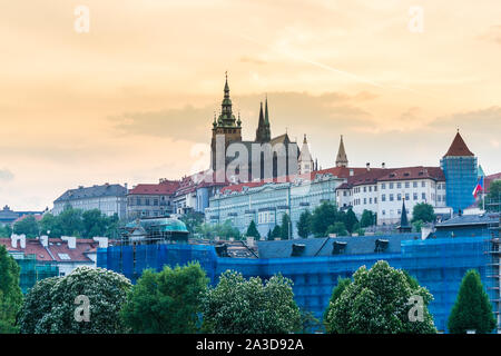 Die Prager Burg bei Sonnenuntergang, eines der bekanntesten Reiseziele in Prag, Tschechische, Ansicht von Manes Brücke. Stockfoto