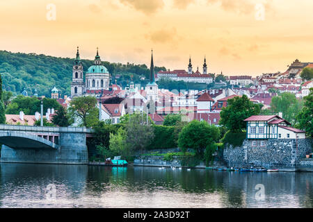 Die roten Dächer der Kleinseite und St. Nikolaus Kirche (Malá Strana) in Prag, Tschechische Republik, den berühmten barocken Kirche in Prag, auch einer der t Stockfoto