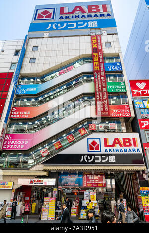 Tokio, Akihabara. Äußere des Yamada Denki LABI Akihabara store Gebäude mit Glas Fahrtreppen und ein großes rotes Banner deklarieren Tax Free Shopping. Stockfoto