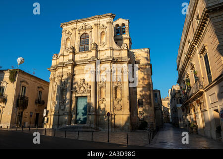Am frühen Morgen Sonne auf Fassade von Chiesa di Santa Chiara (Kirche der Hl. Klara) an der Piazza Vittorio Emanuele II in Lecce, Apulien (Puglia), Süditalien Stockfoto