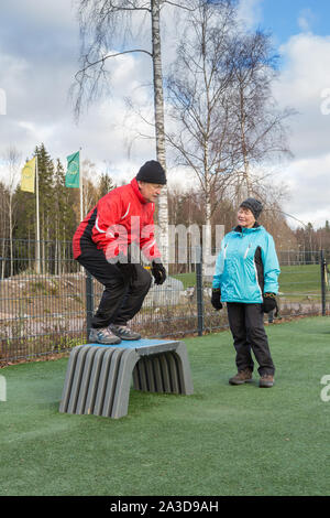 Ältere Paare tun täglich trainieren im Fitnessstudio im Freien Stockfoto