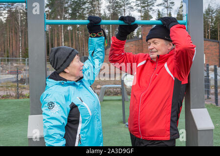 Ältere Paare tun täglich trainieren im Fitnessstudio im Freien Stockfoto