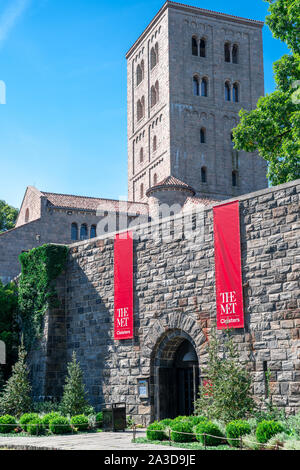 New York, New York - 30. September 2018: Eintritt in die Met Cloisters Museum im Fort Tryon Park entfernt. Stockfoto