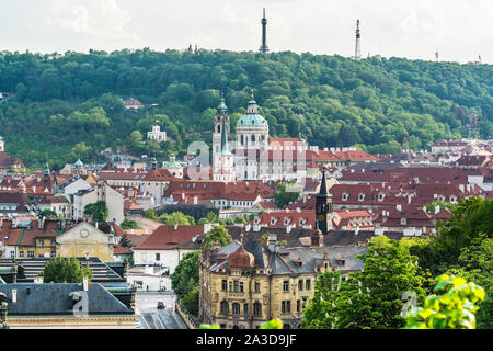 Die roten Dächer der Kleinseite und St. Nikolaus Kirche (Malá Strana) in Prag, Tschechische Republik, den berühmten barocken Kirche in Prag, auch einer der t Stockfoto