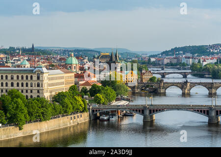 Luftaufnahme von citycape der Altstadt von Prag, mit viel über die Dächer, Kirchen und das Wahrzeichen von Karlsbrücke und Moldau. Blick von der Stockfoto