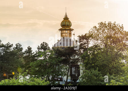 Eine Glaskuppel des Hanavsky Pavillon oder (Pavillon von Hanau) in Letna Park, Prag, Tschechische Republik unter den Sonnenuntergang. Stockfoto