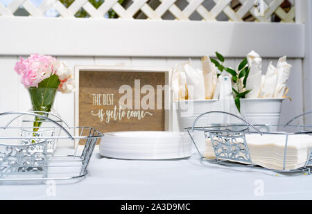 Elegante Tischdekoration mit Blumen und Utensilien. Stockfoto