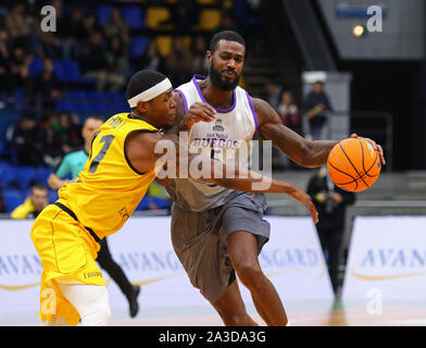 Kiew, Ukraine - 26. SEPTEMBER 2019: Kyndahl Hügel von BC Kiew Warenkorb (L) kämpft für eine Kugel mit Earl Clark von San Pablo Burgos während ihrer FIBA Basketball Champions League Qualifier Spiel Stockfoto