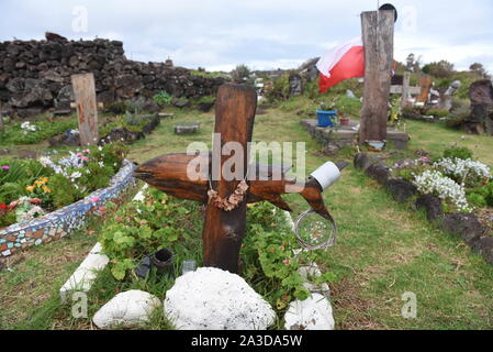 Hanga Roa, Chile. 23 Sep, 2019. Ein Grab auf dem Städtischen Friedhof des Dorfes gesehen. Hanga Roa ist die Hauptstadt der Osterinsel, einem chilenischen Insel im südöstlichen Pazifik. Das Dorf hat etwa 5.000 Einwohner, die zwischen 87 und 90 Prozent der gesamten Bevölkerung der Insel umfasst. Ein kleiner Prozentsatz noch in der traditionellen Fischerei und kleinbäuerliche Landwirtschaft ausgenommen, die Mehrheit der Bevölkerung ist in der Tourismus die wichtigste Einnahmequelle. Quelle: John milner/SOPA Images/ZUMA Draht/Alamy leben Nachrichten Stockfoto