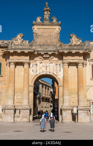 Porta San Biagio (Tor des heiligen Blasius) auf der Piazza d'Italia in Lecce, Apulien (Puglia) im südlichen Italien Stockfoto