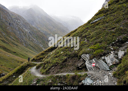 Wanderer im Umbaltal/Virgental an einem regnerischen Tag im Nationalpark Hohe Tauern in Österreich Stockfoto