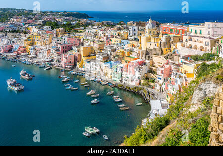 Panoramablick auf die wunderschöne Insel Procida, in der Nähe von Neapel, Kampanien, Italien. Stockfoto
